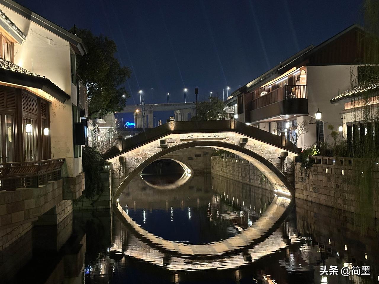 蟠龙天地是上海首批完工“城中村”改造项目。2023年4月29日亮相后，一直人气很