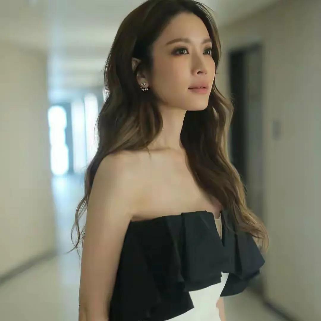 优雅的黑白色调，迷人的侧脸，散发着自信的气息。