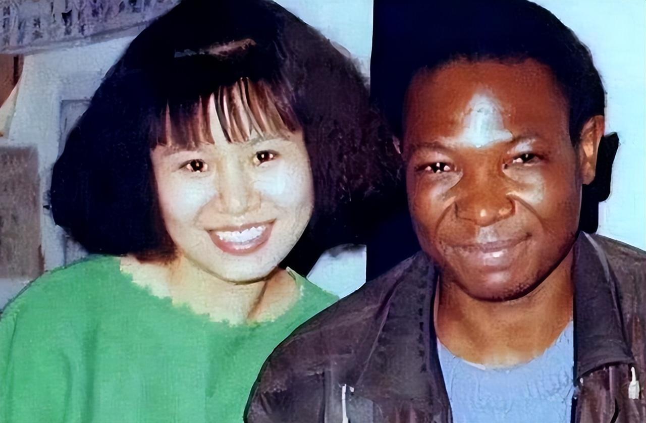 1996年，北京女孩儿不顾家人反对，带着女儿与黑人丈夫定居非洲乌干达，过着贫穷落