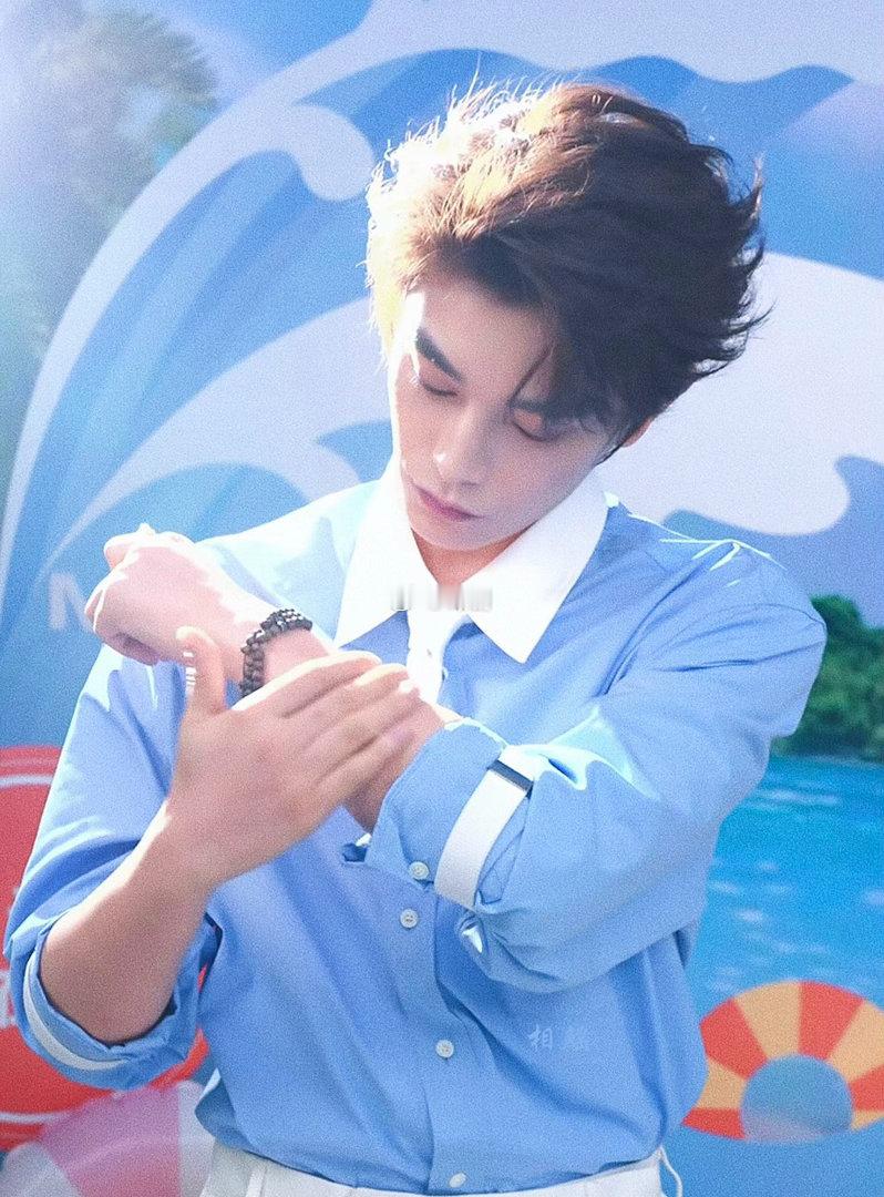 李佳琦直播间热情邀约丁禹兮加入合伙人，接连不断的夸赞让小丁腼腆害羞，强烈反差让直