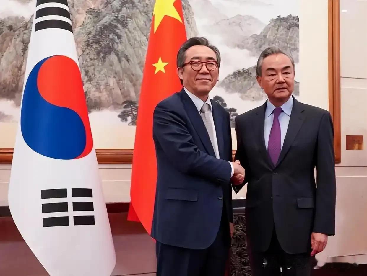 韩国外长放话：中韩关系“求同存异”？背后三大真相曝光！
 
就在首尔街头“反华集