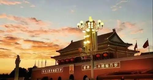 想一想都可乐！二三十年前有人打破脑袋往外跑，如今削尖脑袋往回颠！为此现象，写了如