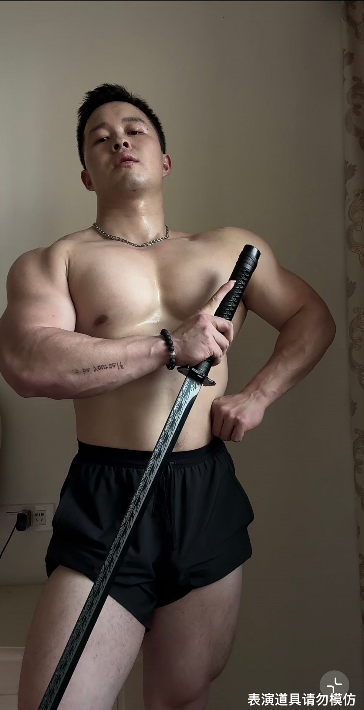 肌肉男 