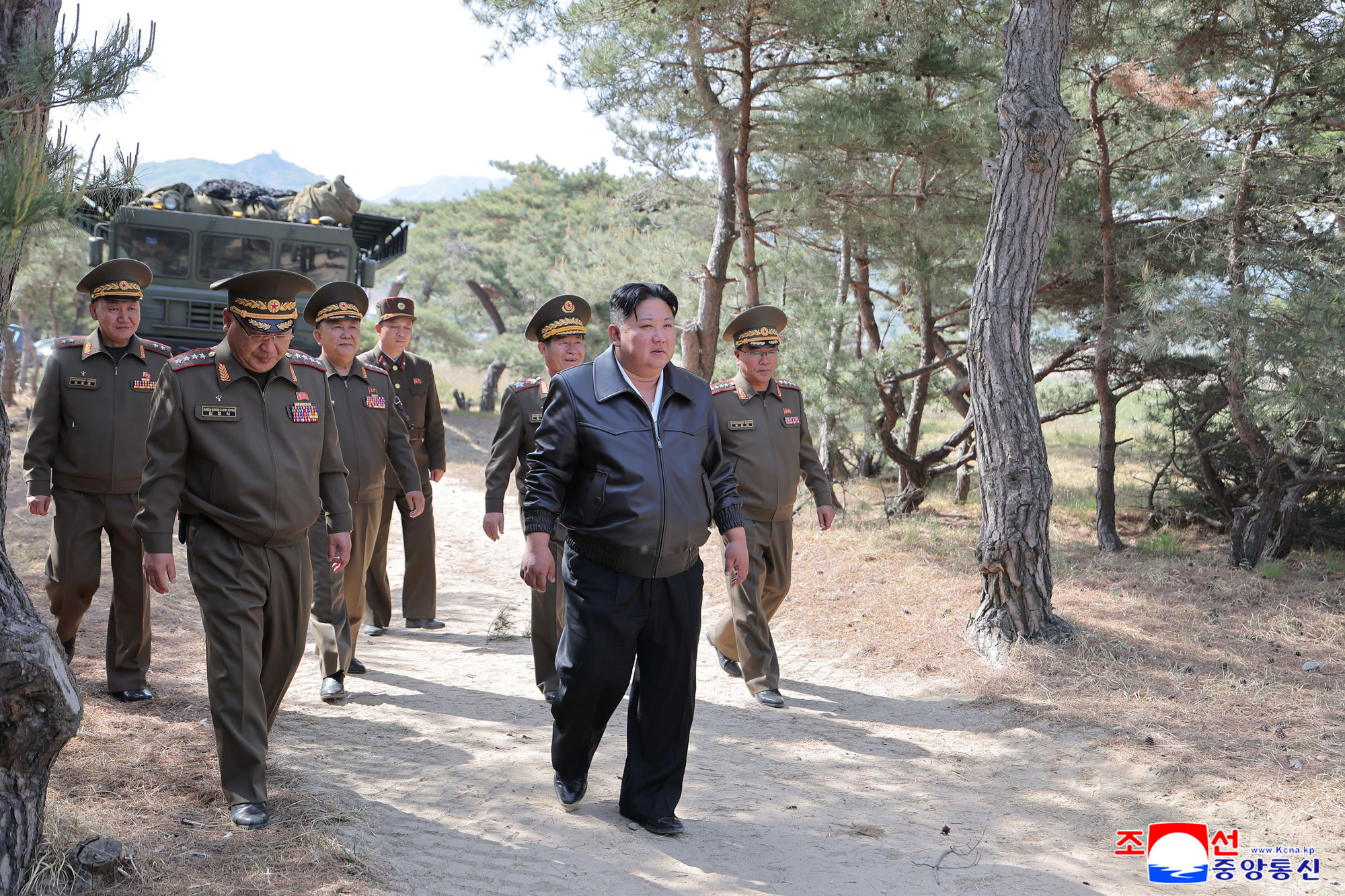 朝鲜东部战线远程炮兵和导弹部队进行联合火力打击训练，动用600毫米超大口径火箭炮