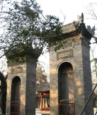 方圆天地，为头条联友对联：
细雨悠悠敲旧瓦，
清风阵阵觅知音。