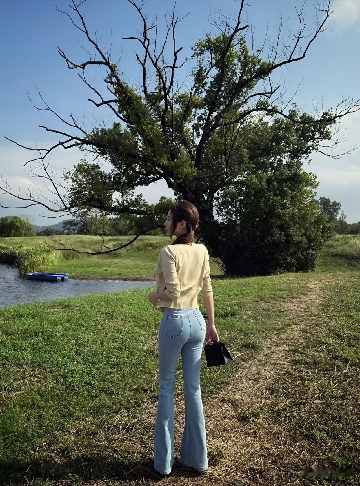 夏日清新穿搭，浅黄色上衣+牛仔裤，自然风景中轻松自在。学瑜伽分享 如何搭配藕粉色