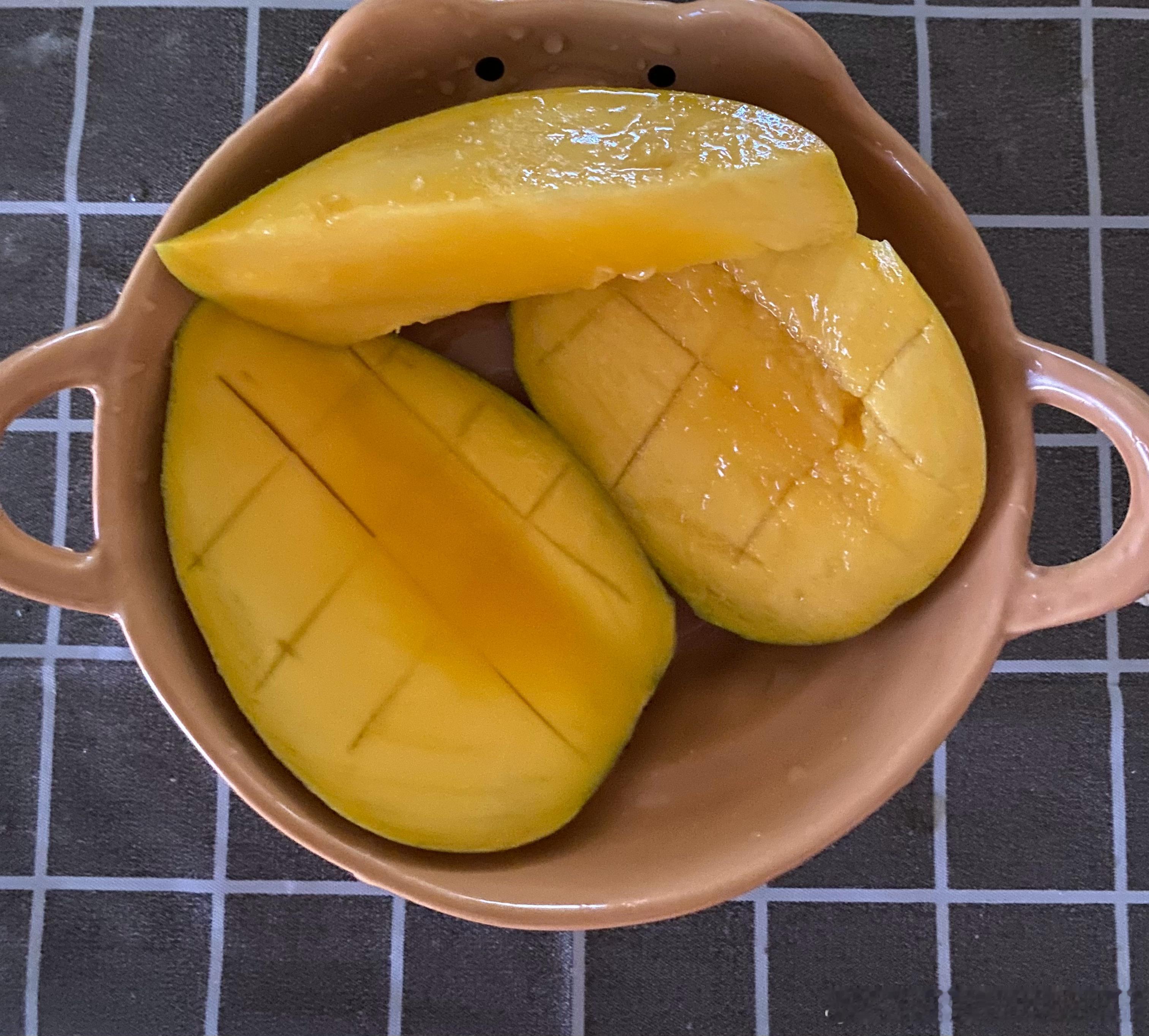 小糯米已经和TF五代一样大了吃太飽吃吃水果零食 