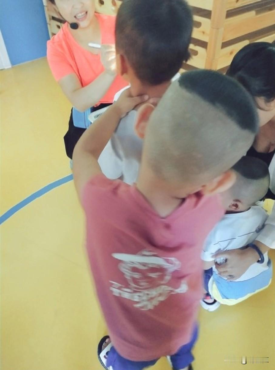 现在幼儿园孩子矛盾越来越多，根源全在家教。
 
几乎每位家长都教孩子：别人打你，