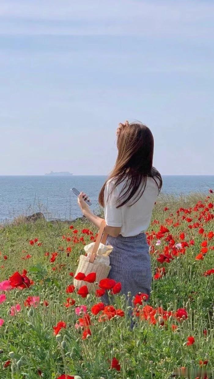情语美美[超话]  和阳光的人在一起，心里就不会晦暗； 和快乐的人在一起，嘴角就