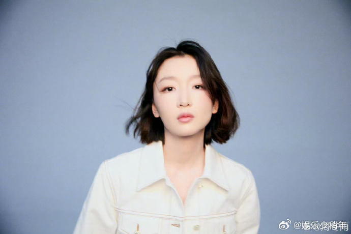 周冬雨让十年老粉吃好点周冬雨十年老粉哭了十年青春终有回响！老粉陪伴周冬雨走过十年