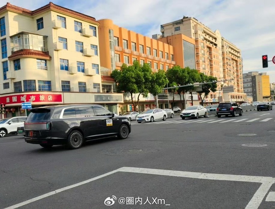 小米澎程这恐怖的体型。。这恐怖的压迫力。怪不得雷总说这车也可以商务，够气派！ 