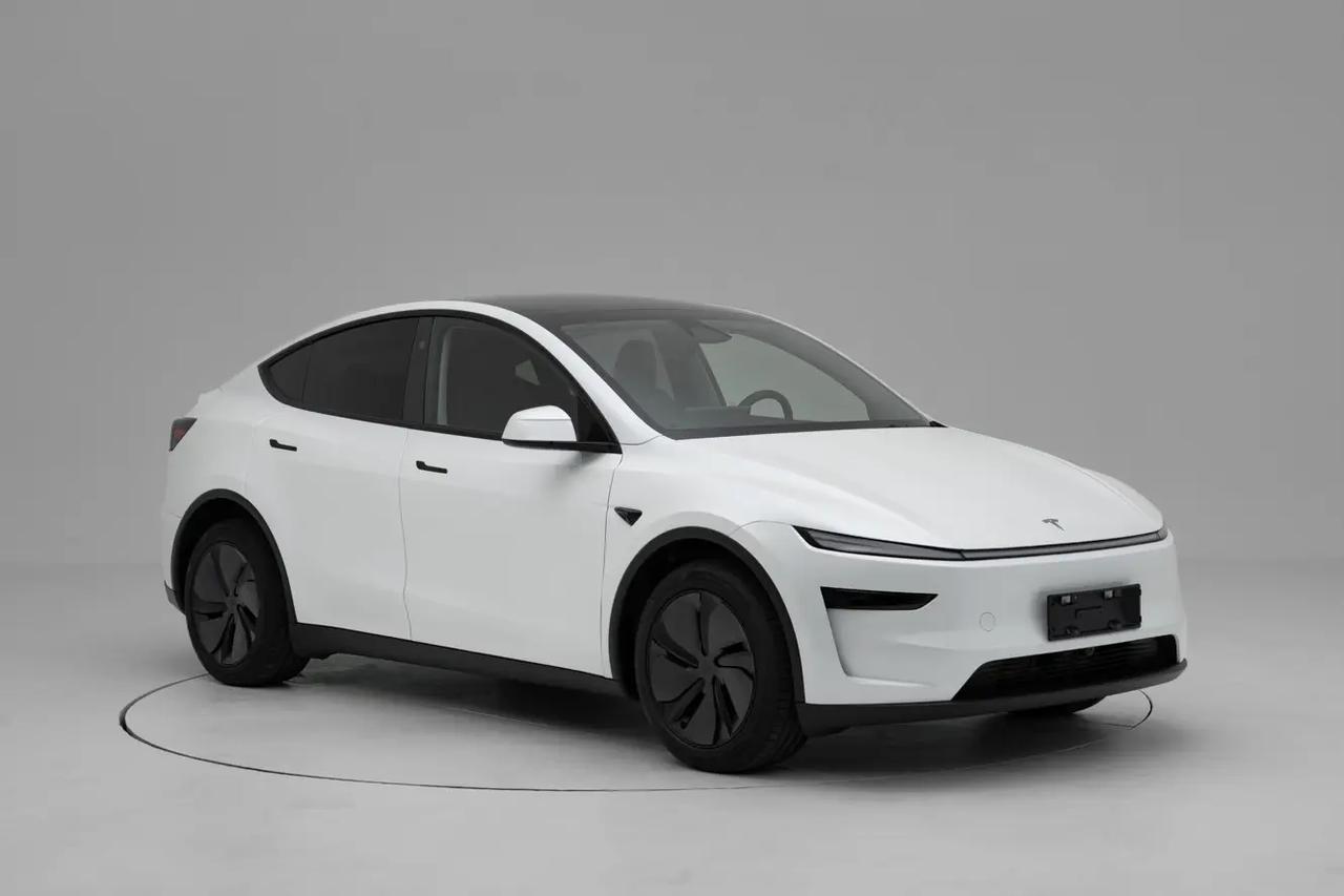 特斯拉Model Y，街上跑得最多最扎眼的就是它。别说，开起来那个电门响应是真利