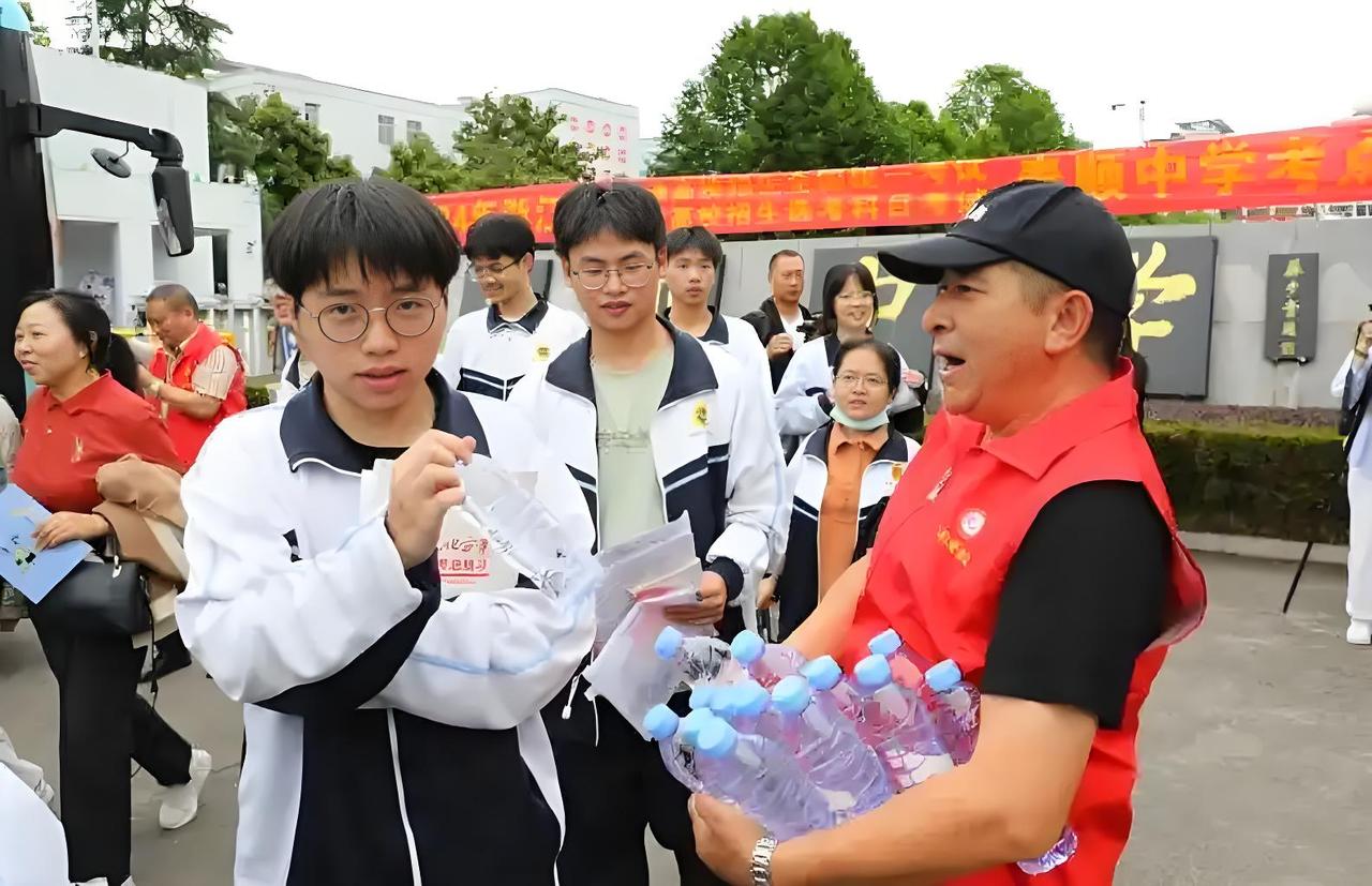 2025年江西上饶的高考男生小李，参加高考时，把妈妈的照片，贴在左胸衣服上带进考