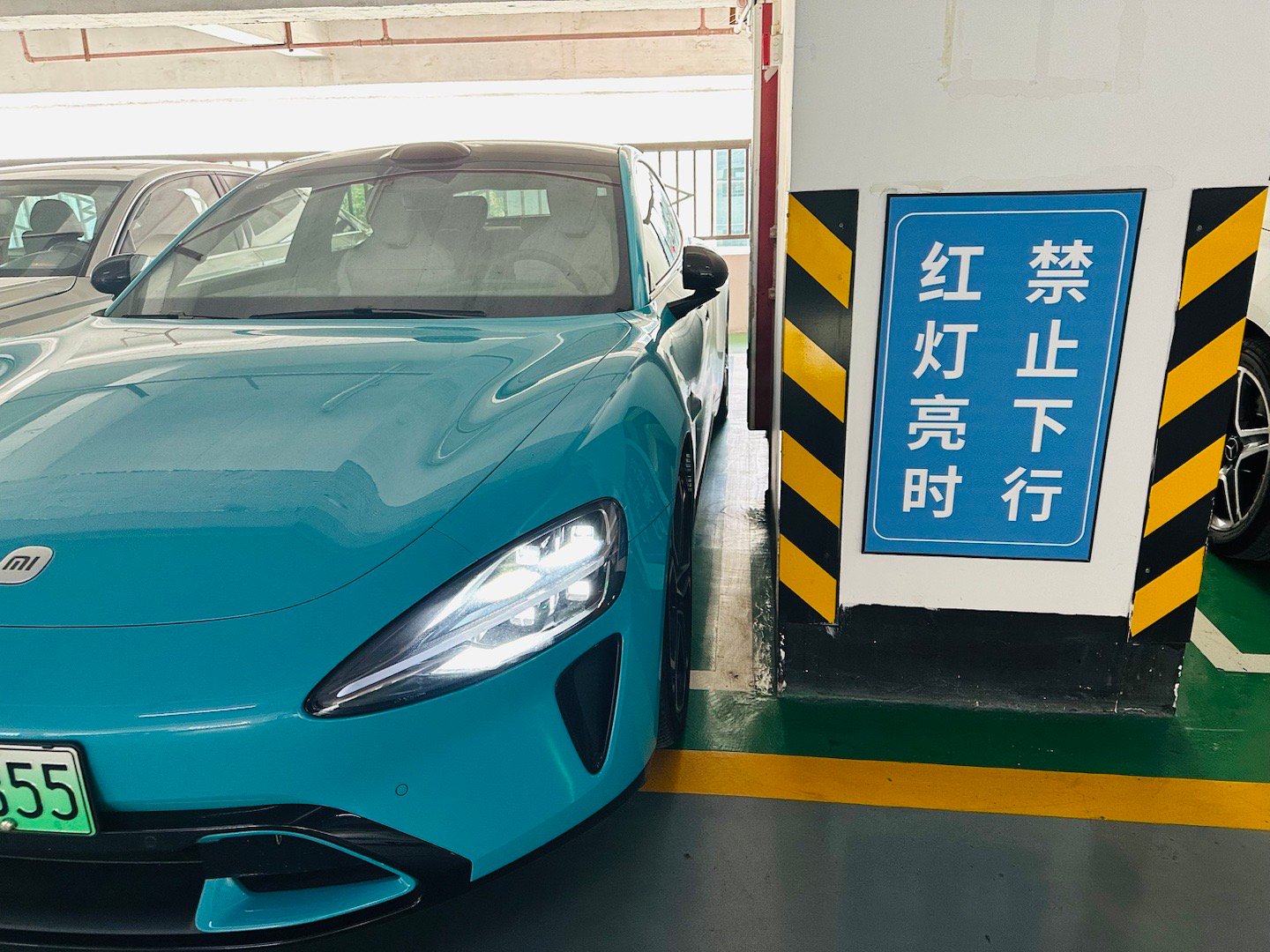 这样的车位用遥控泊车，因为侧方靠墙太近，进不去了…#大家车的小米su7# 其实吧