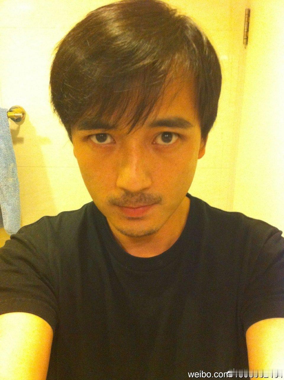 兒童節目主持出身，現年53歲的魯文傑(Simon)為近日演出的Viu TV劇集《
