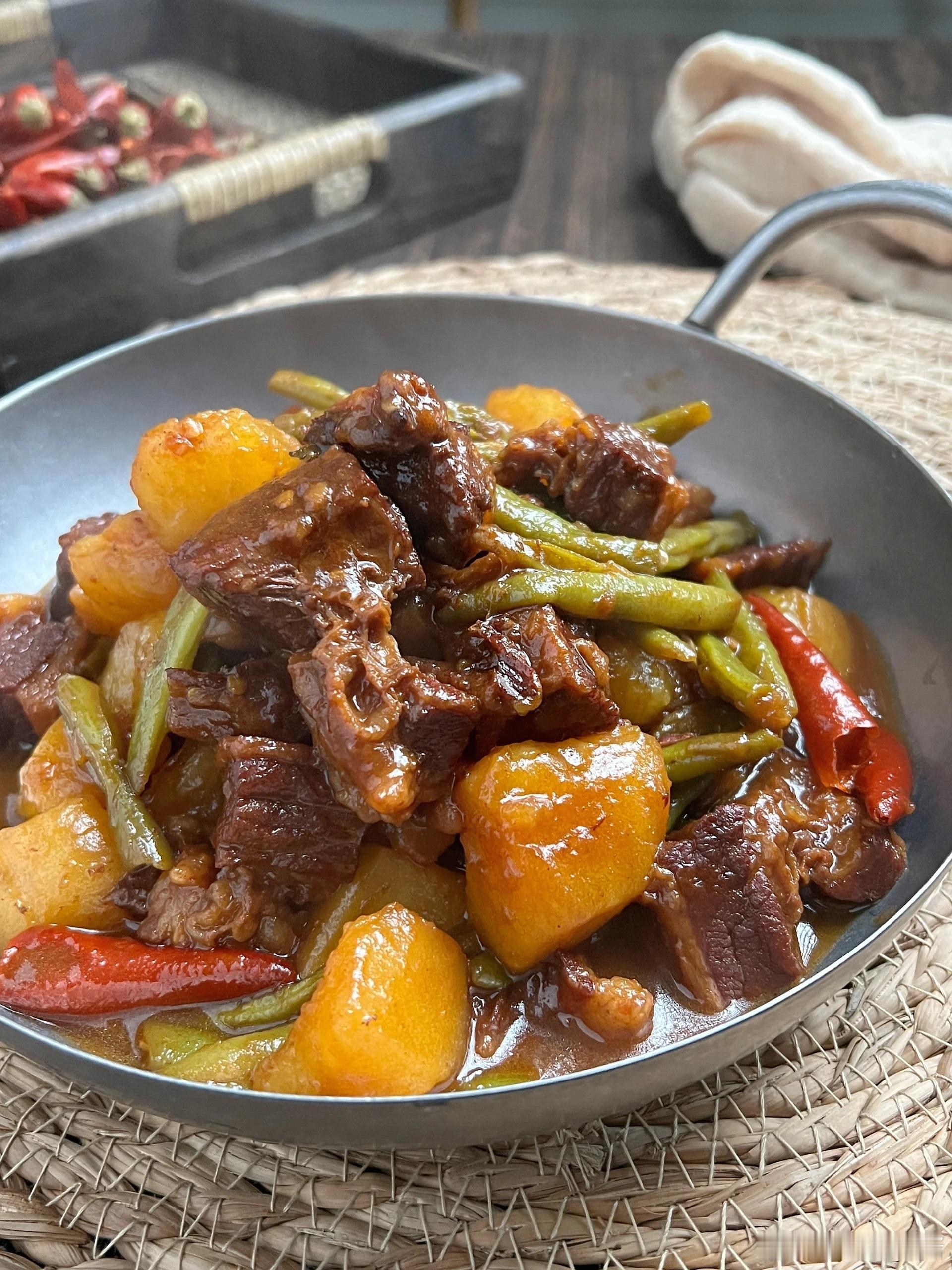 牛肉·土豆·豆角红烧牛肉配土豆和豆角，牛肉酥烂入味，土豆轻轻一拨就散开，豆角吸饱