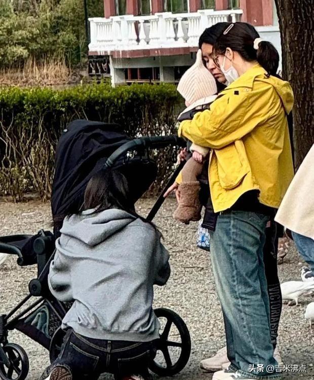 何穗带着儿子在紫玉公园遛弯，7个月大的娃白得发光，像不像陈伟霆谁说了算？
3月3