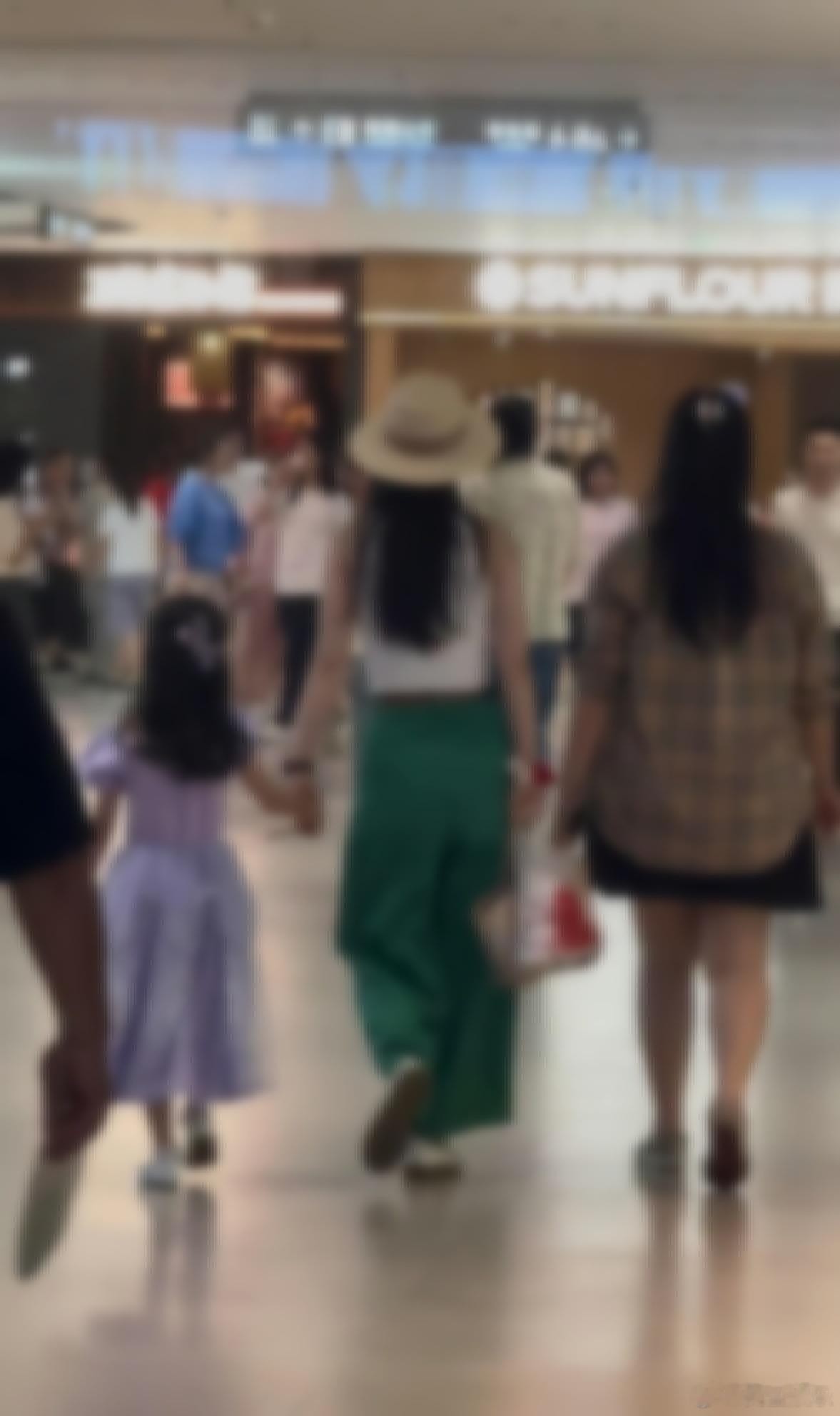 吴倩女儿长这么大了近日网友偶遇吴倩在武汉商场带女儿出行，画面温馨治愈。不知不觉小