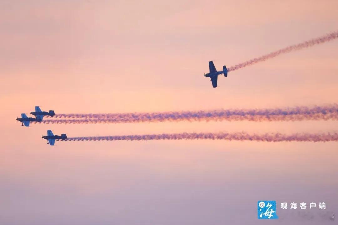 这是“AERO”特技飞行表演队今天的演练，当中有4届世界冠军马克·海斯曼（Mar