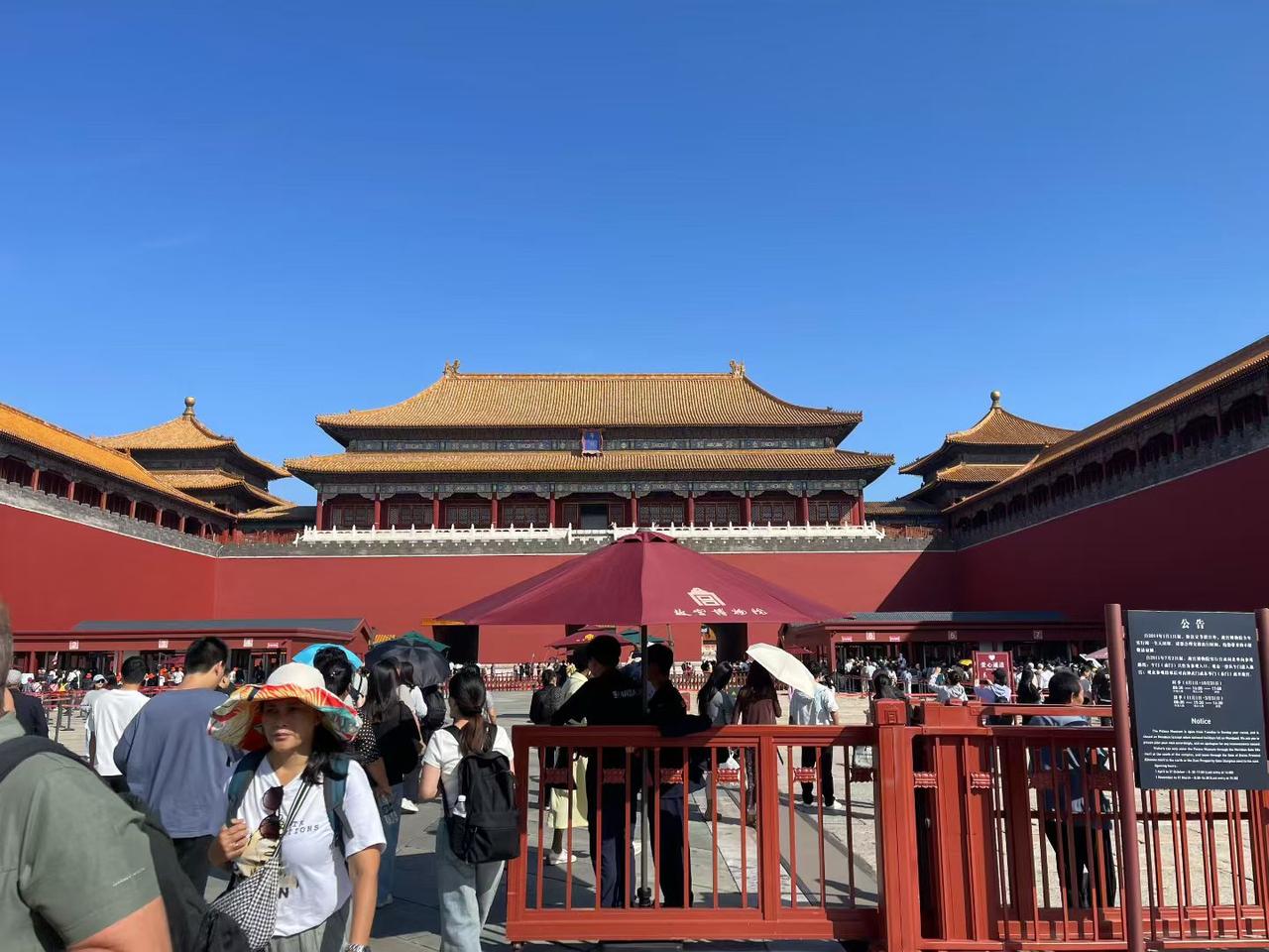 逛故宫，看升国旗，看祖国的壮丽山河。