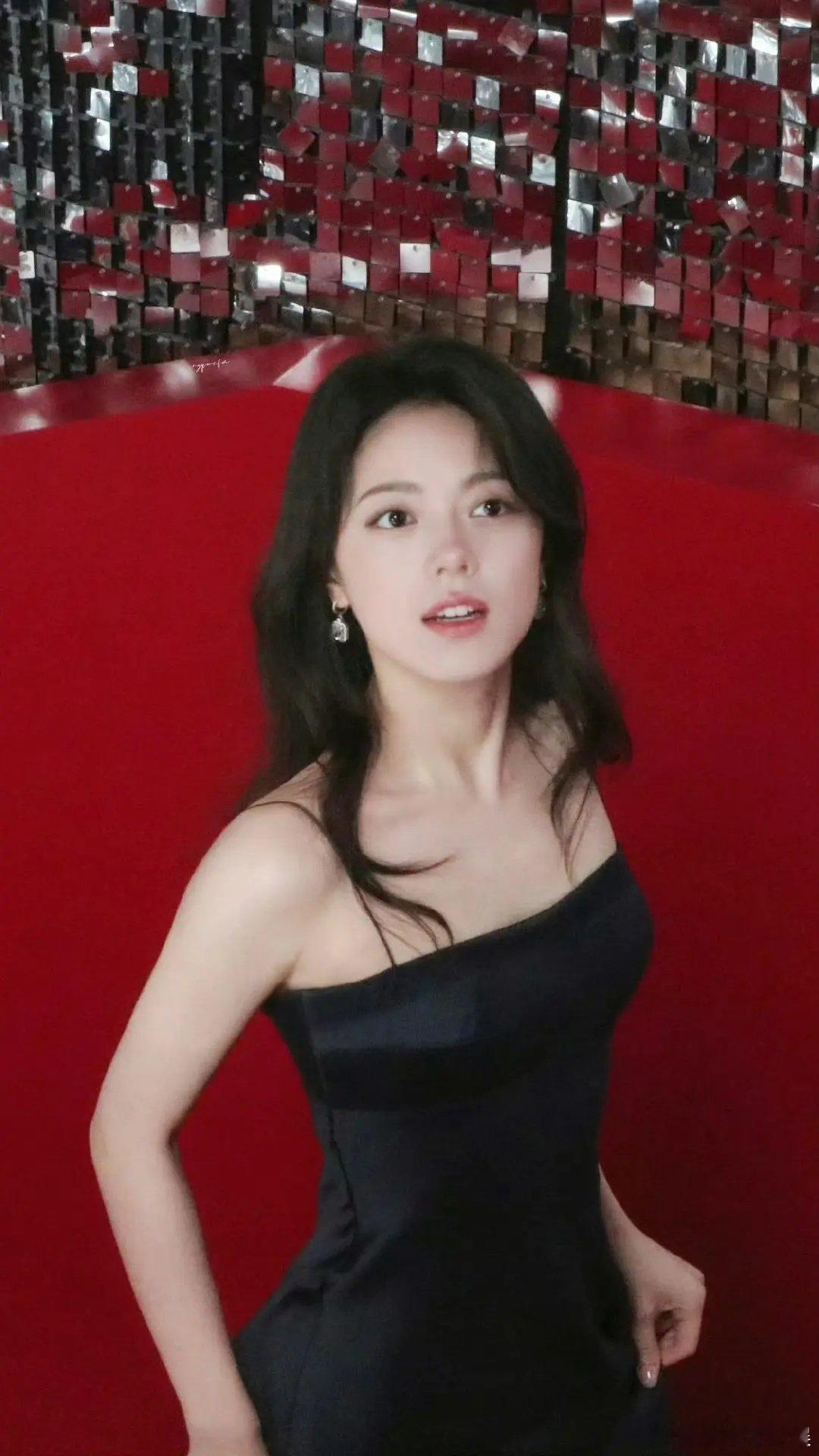 赵今麦适合穿有点露肤度的衣服 ​​​