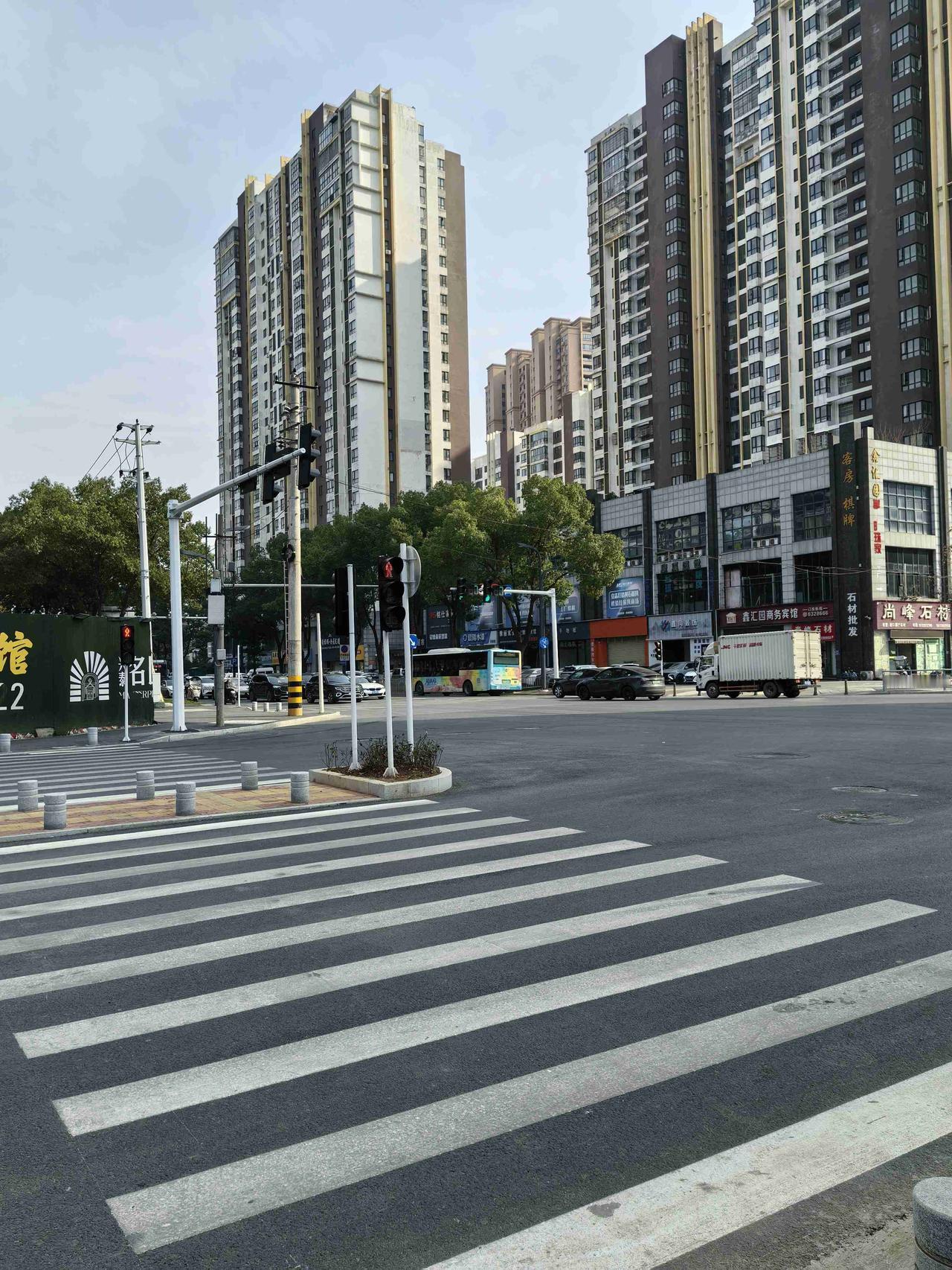 带定位晒今日生活 今儿心情那叫一个轻松愉快，黄石这大晴天也太给面子了！走在黄石市