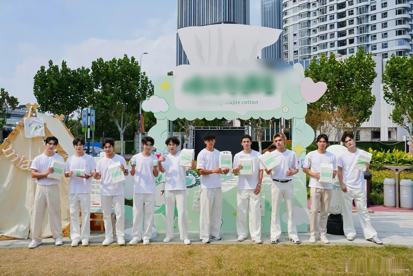 对新疆帅哥颜值有了实感 新疆小哥颜值太绝！浓眉大眼高鼻梁，侧脸线条比人生规划清晰