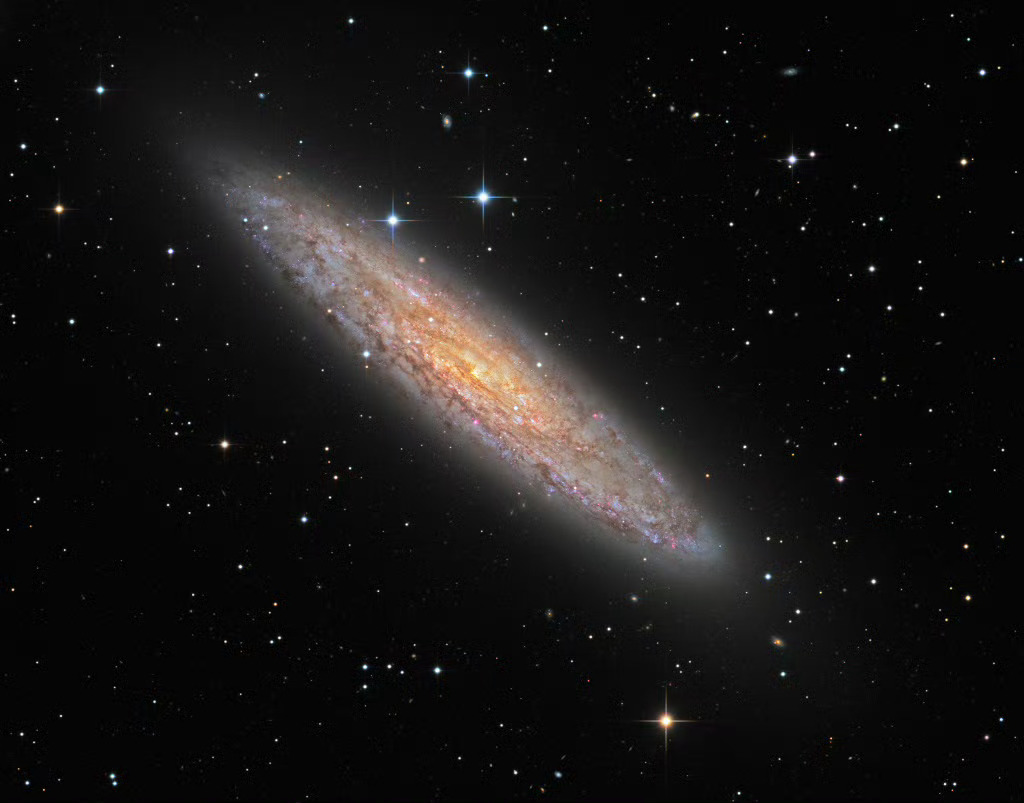 #每天一天文图# 明亮的NGC 253,是地球天空中最明亮与最多尘埃的螺旋星系之