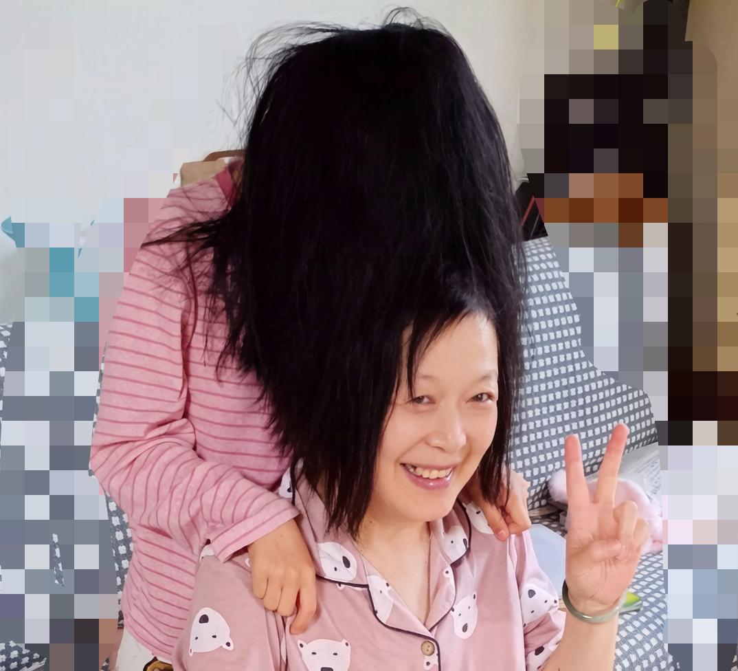 小孙女特别善良，看到我羡慕她浓密的长发，遂把头贴在我的头上，把头发顺着我的头发垂