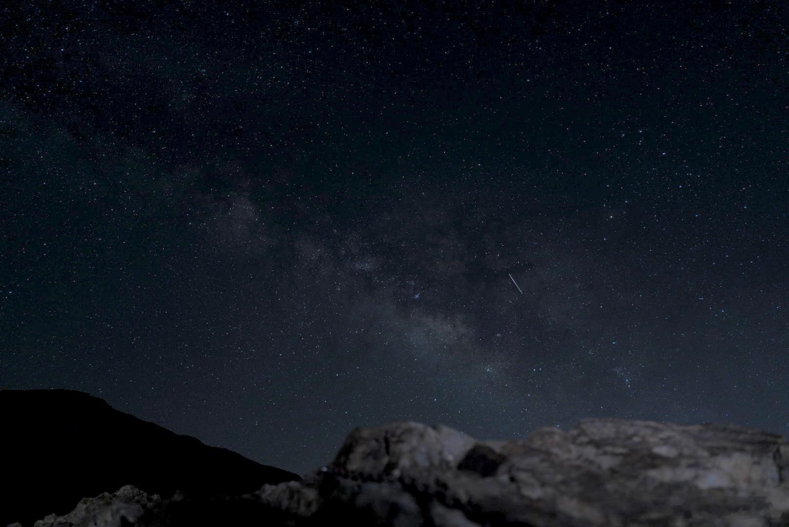 我第一次看到如此多的流星，给大家三张。西班牙最高峰泰德峰也被评为世界三大观星地之
