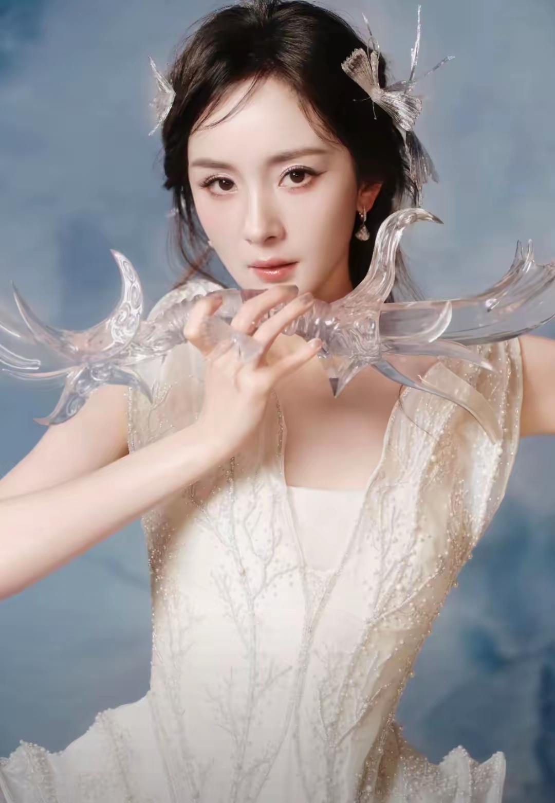 以前对杨幂没太多感觉，
可这次她的两个举动，
真的让我忍不住想夸！
 
没跟着凑