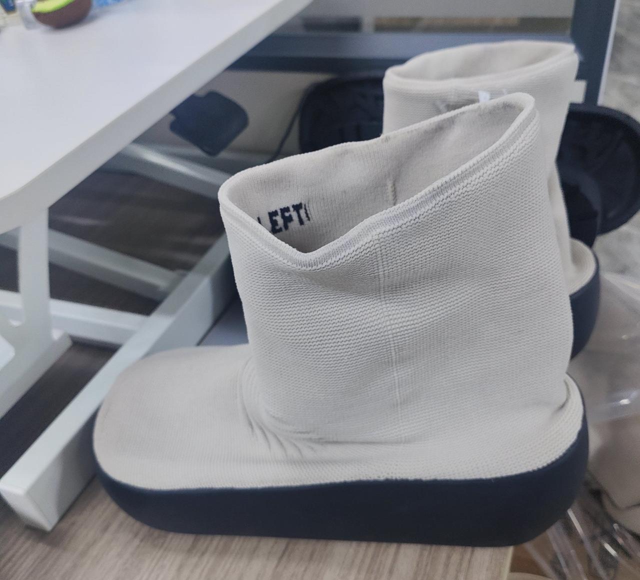 今天是春节前放假的最后一个工作日，整个办公室的氛围格外轻快热烈。平日里紧凑的工作