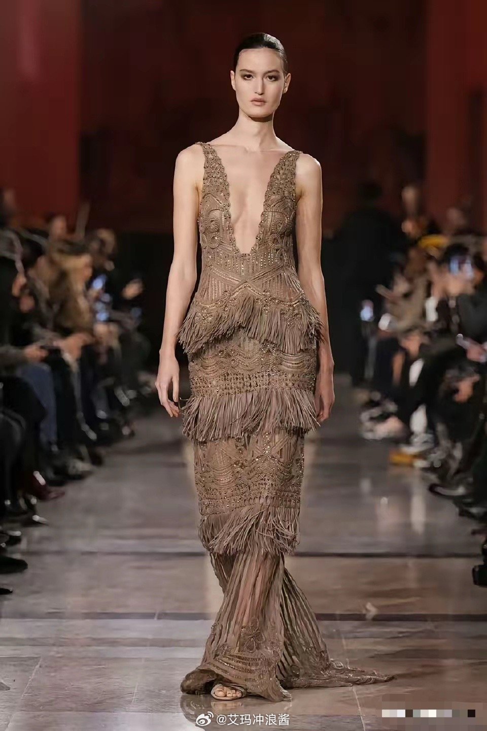 刘亦菲真的大大方方的，感觉有的女明星穿这件衣服，可能会把中间缝起来 