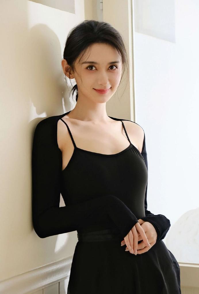 徐梓钧今年才26岁，被誉为北电最美校花，颜值和身材都非常好看，高亚麟今年都已经5