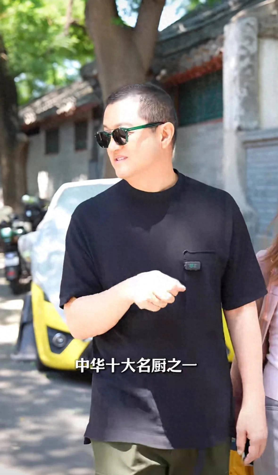 李亚鹏出差回来就为这口！跟二伯吃老北京炸酱面，地道到绝了
一碗炸酱面，有人排队两
