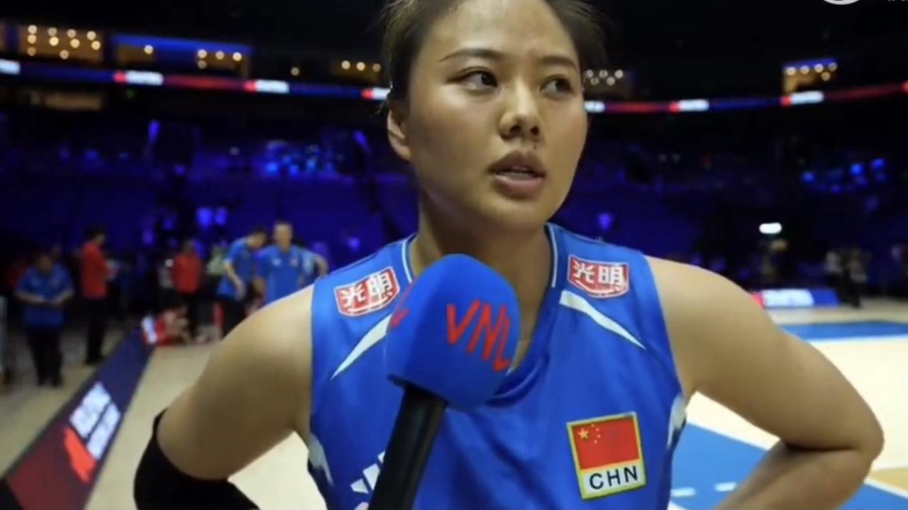 龚翔宇接受采访说我们都是年轻球员！中国女排惨败给捷克女排后，队长龚翔宇接受采访时
