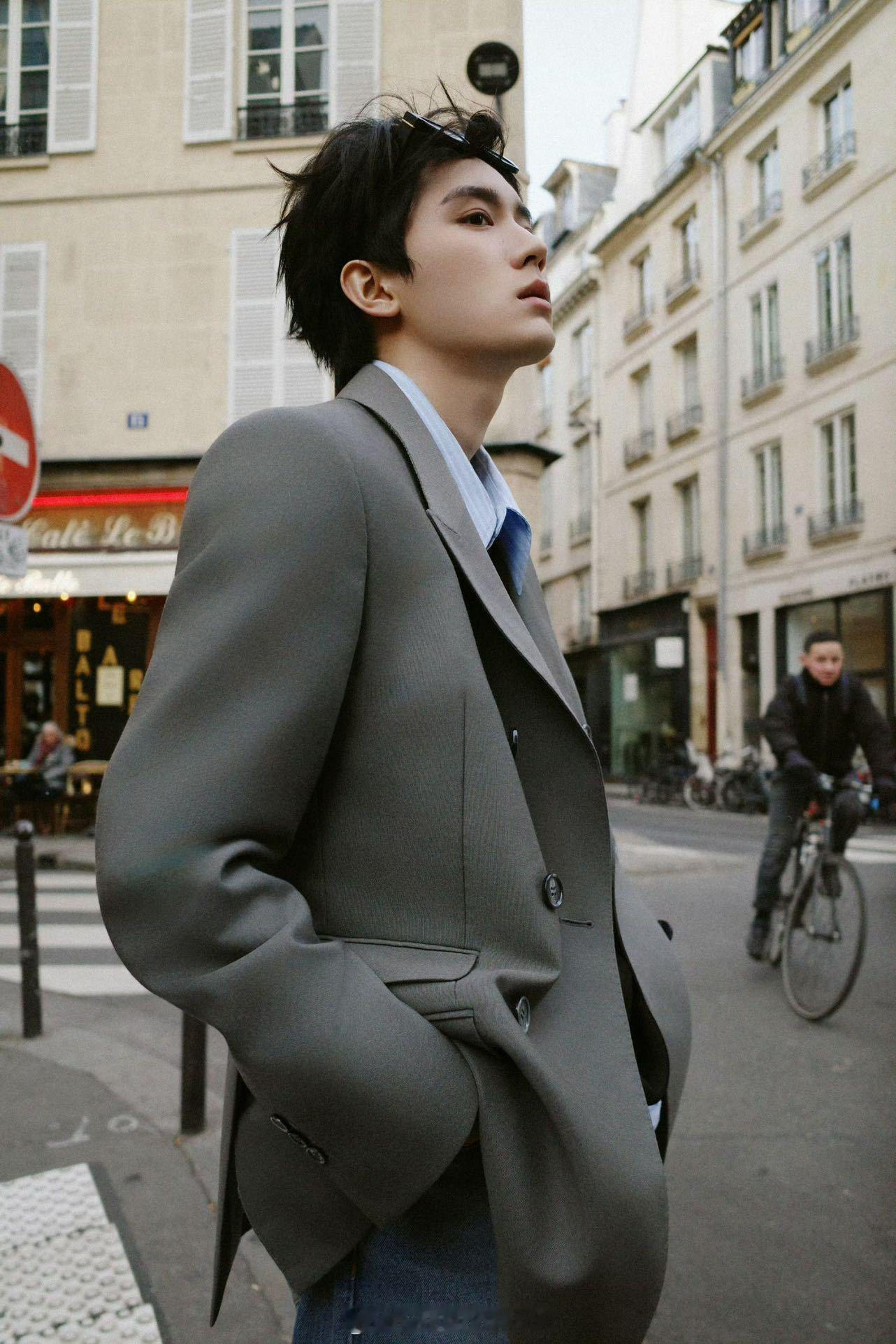 周翊然 大背头现偶男主Hello时装周周翊然这次的看秀造型，妥妥偶像剧男主走进现