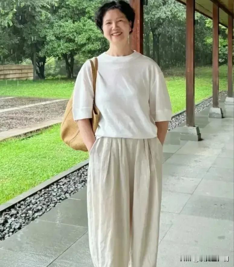 我今年58岁，丧偶后独居，没有孩子和伴侣，感情生活坎坷，感觉孤独疲惫。
我叫李秀