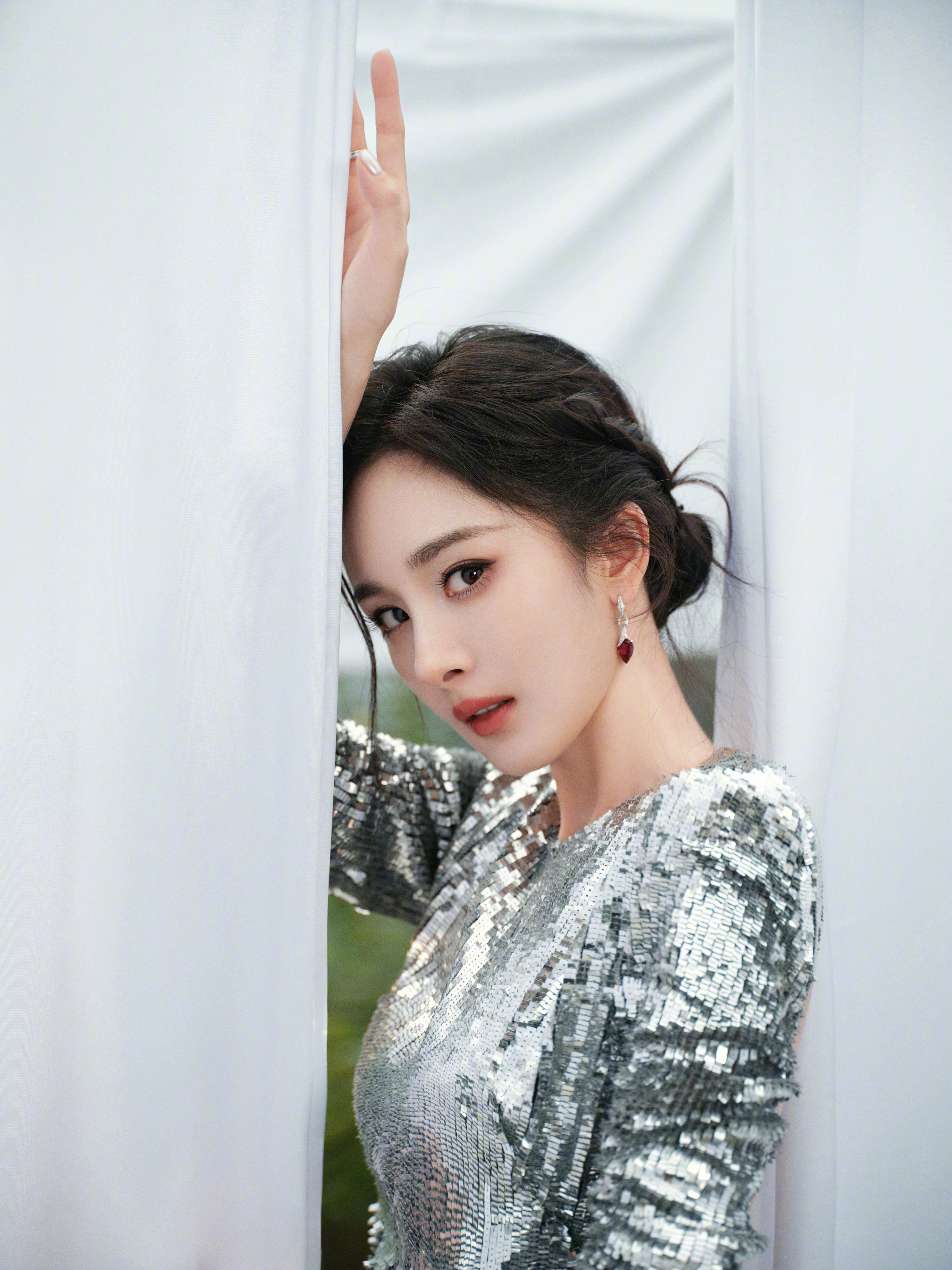 杨幂   #杨幂工作室发了18宫格##杨幂神女下凡##杨幂银色流光裙# ​​​