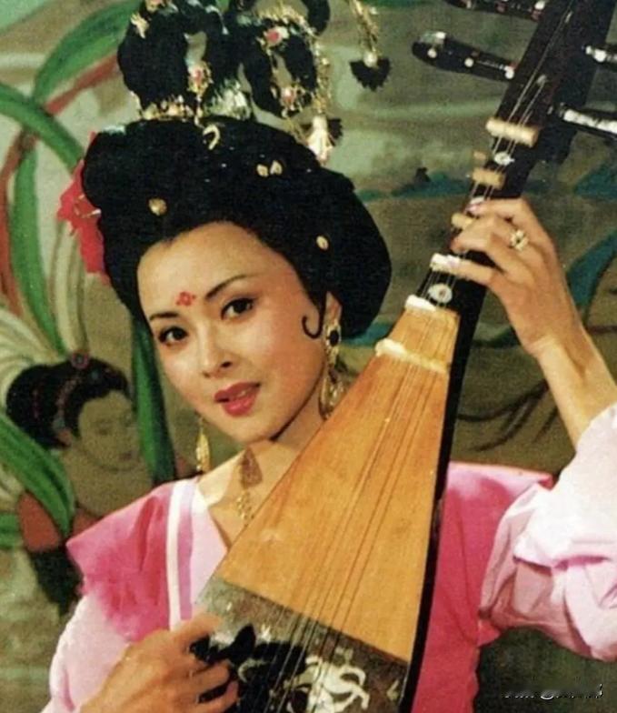 1992年，广东兴宁罗岗镇的乡间寒风萧瑟，出生仅三十多天的彭彩金，被亲生父母无情
