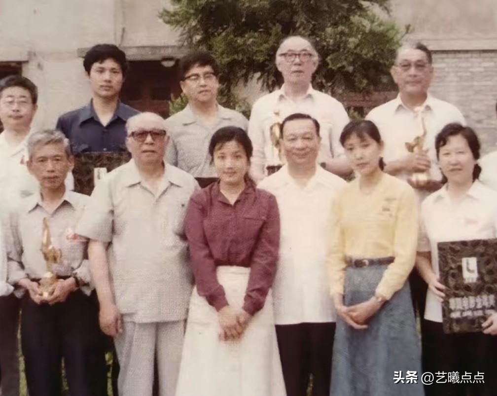 合影中有“北影三花”之一的李秀明，可惜息影太早，以她的演技完全可以与“常青树”刘