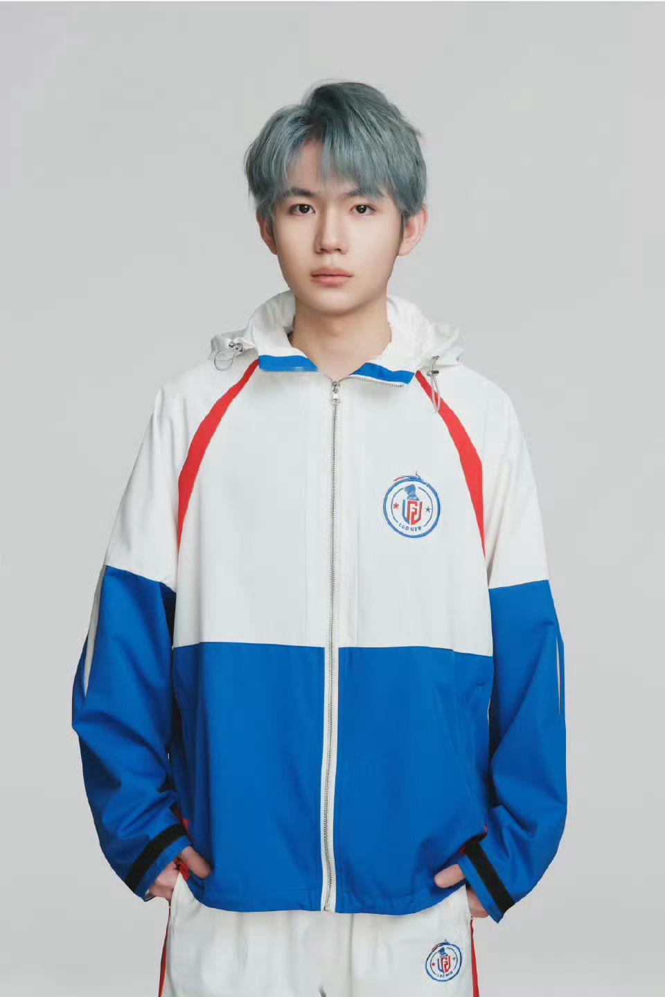 九尾蓝发定妆照  是蓝发九尾限时返场！！新出的定妆照是蓝发！！有点梦回了🥹KP
