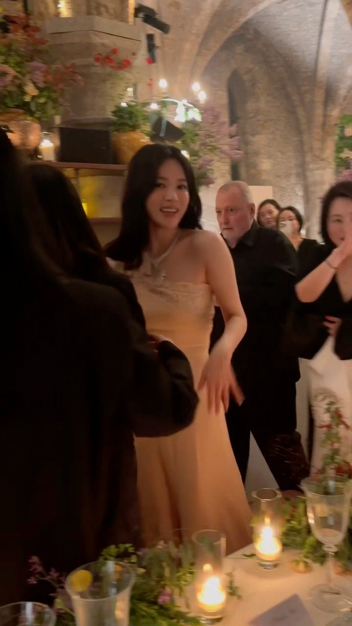 最美的宋慧乔又回来了，活泼可爱的表情，她的眼睛又有光了 