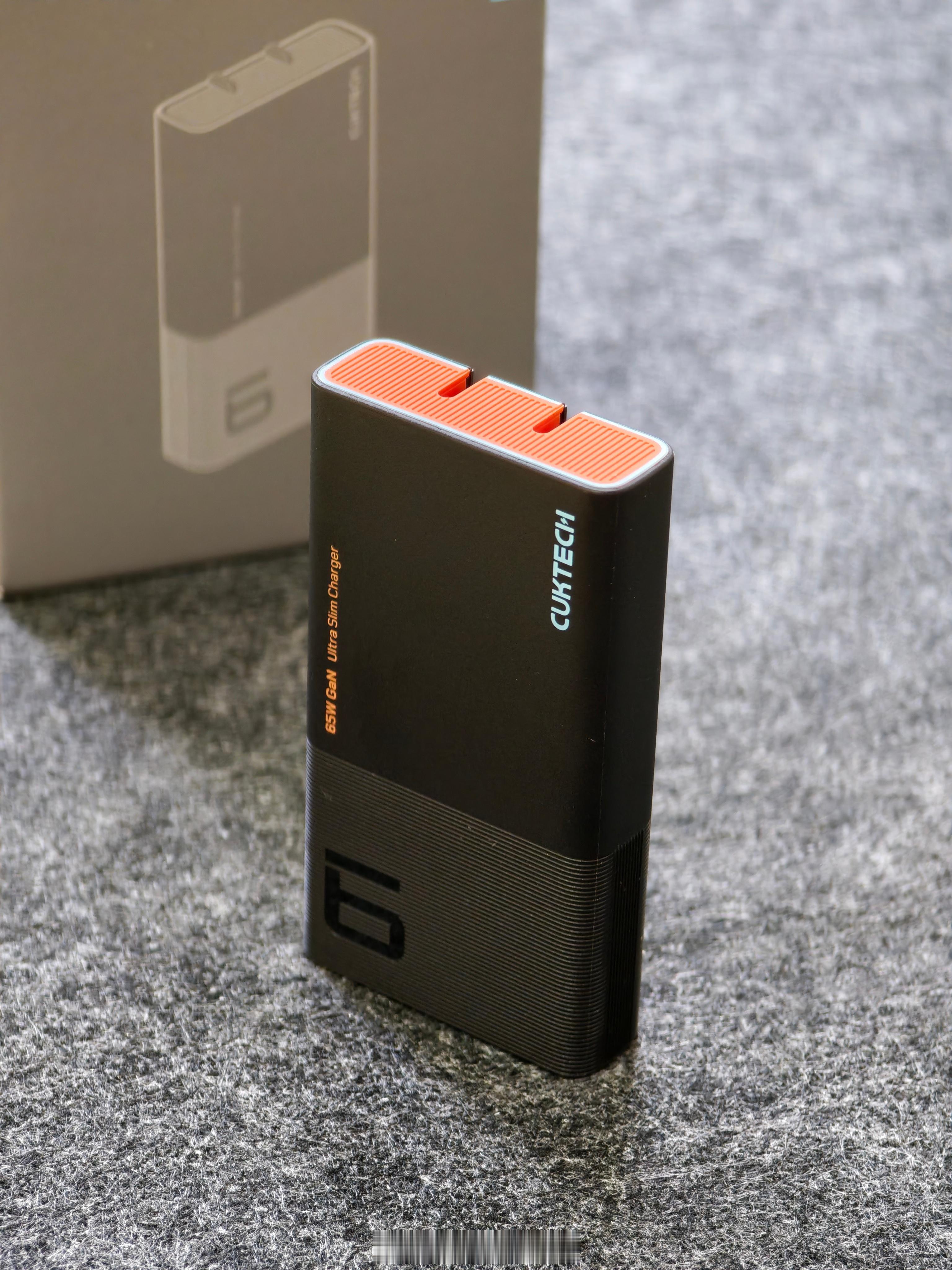 近期酷态科6号电能卡片新增一款「玩家版」，换上更骚气的黑橙配色，满满的电竞风。输