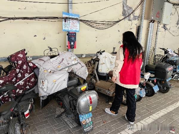 万柏林区迎泽南社区排查电动车隐患 筑牢居民安全防线
 
5月6日，万柏林区千峰街
