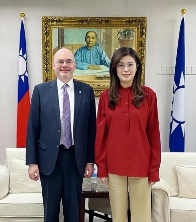 4月22日，国民党主席郑丽文与美国在台协会（AIT）处长谷立言会面，郑丽文于脸书