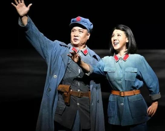 1954年，和丈夫失散25年的女红军伍道清，偶遇了老战友，老战友跟她说：“你丈夫