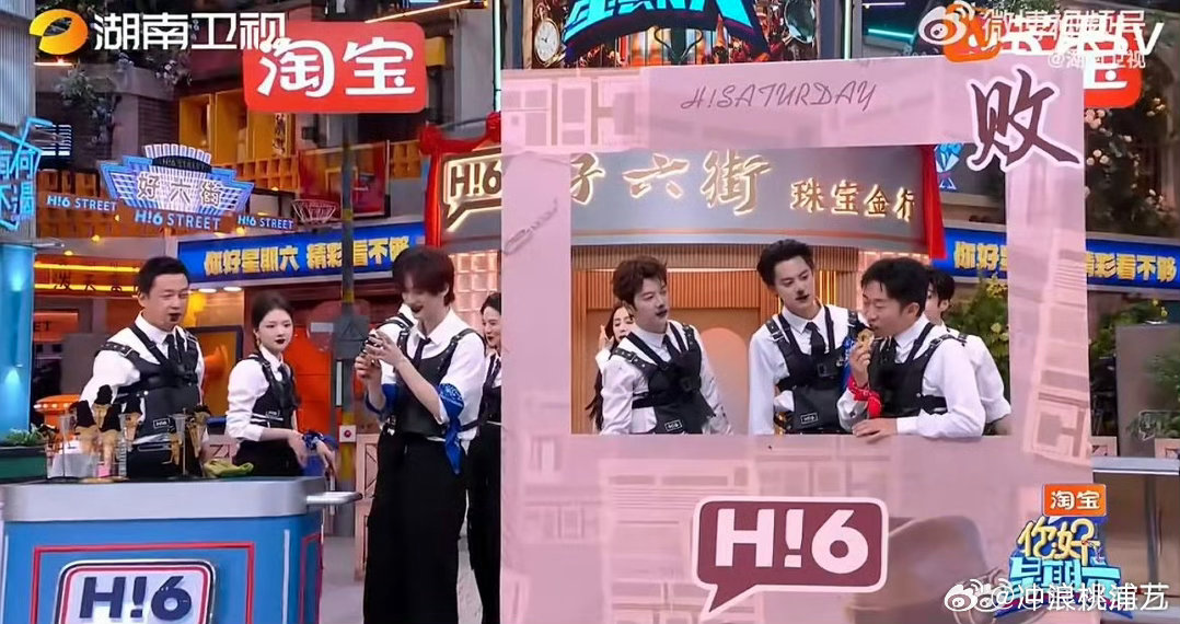 被黑唇丁程鑫帅到是我的宿命丁程鑫吃冰淇淋吃出撕漫男的感觉丁程鑫吃黑椰冰淇淋，满嘴