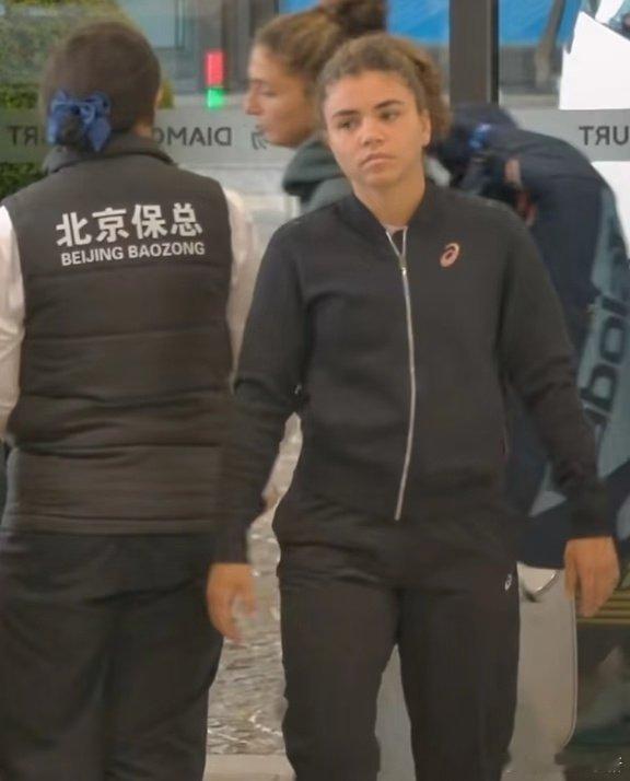 这张图保利尼应该是看懂中文了内心无语OS[二哈][二哈]鲍里妮又有神图了 一整个