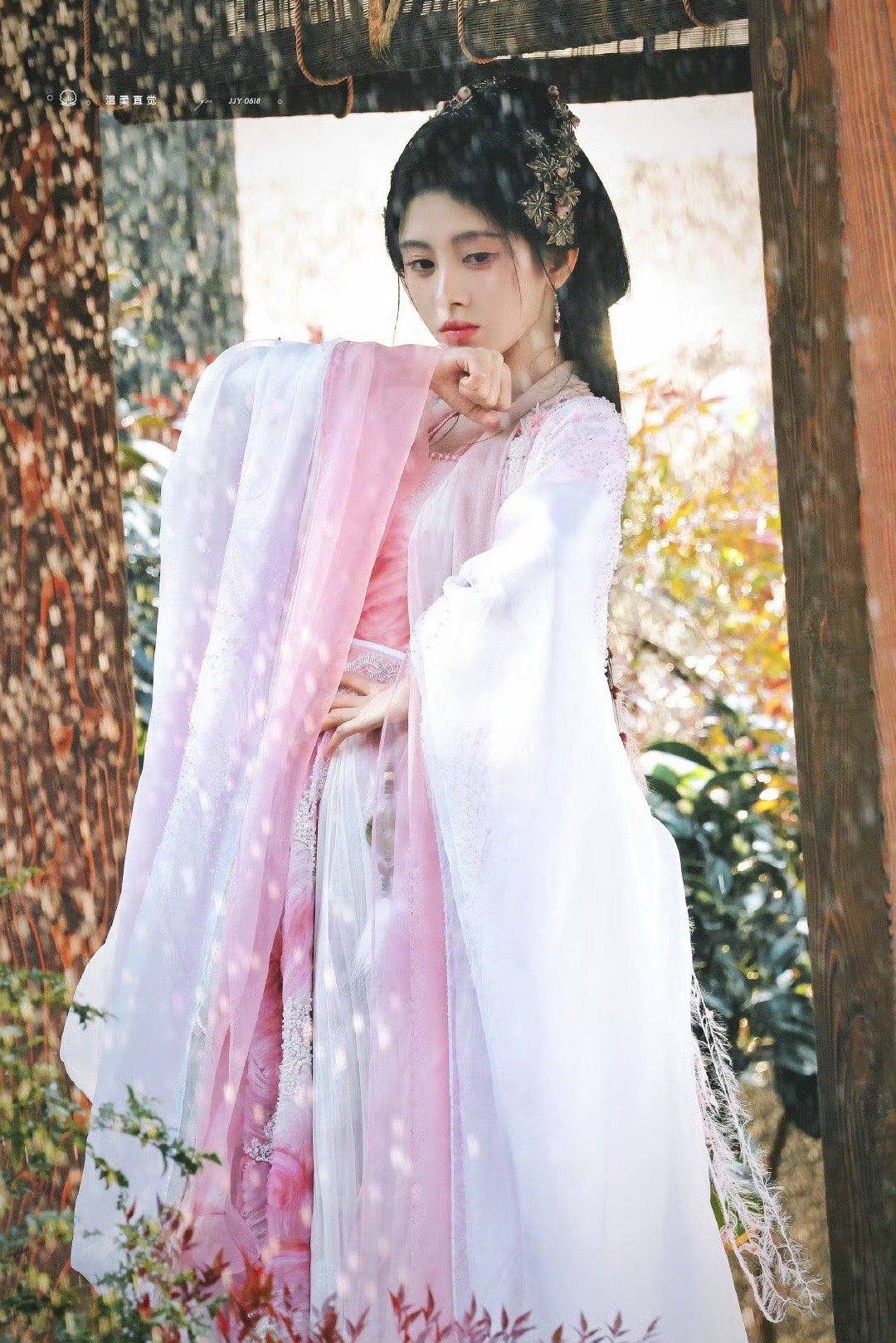 鞠婧祎露芜衣摘花路透  鞠婧祎粉衣摘花路透   鞠婧祎露芜衣摘花路透 好美啊啊啊